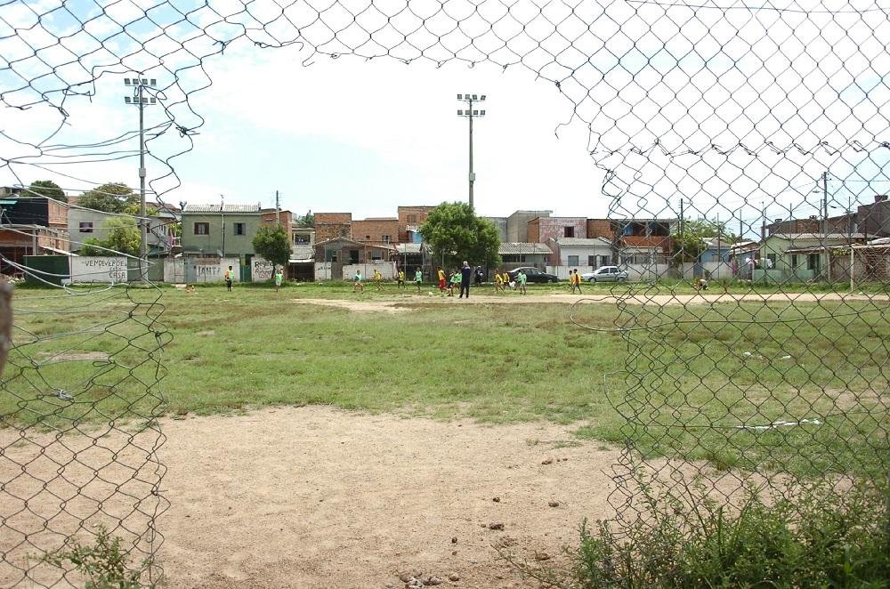 Dos antigos campinhos dos bairros &agrave;s escolinhas de futebol