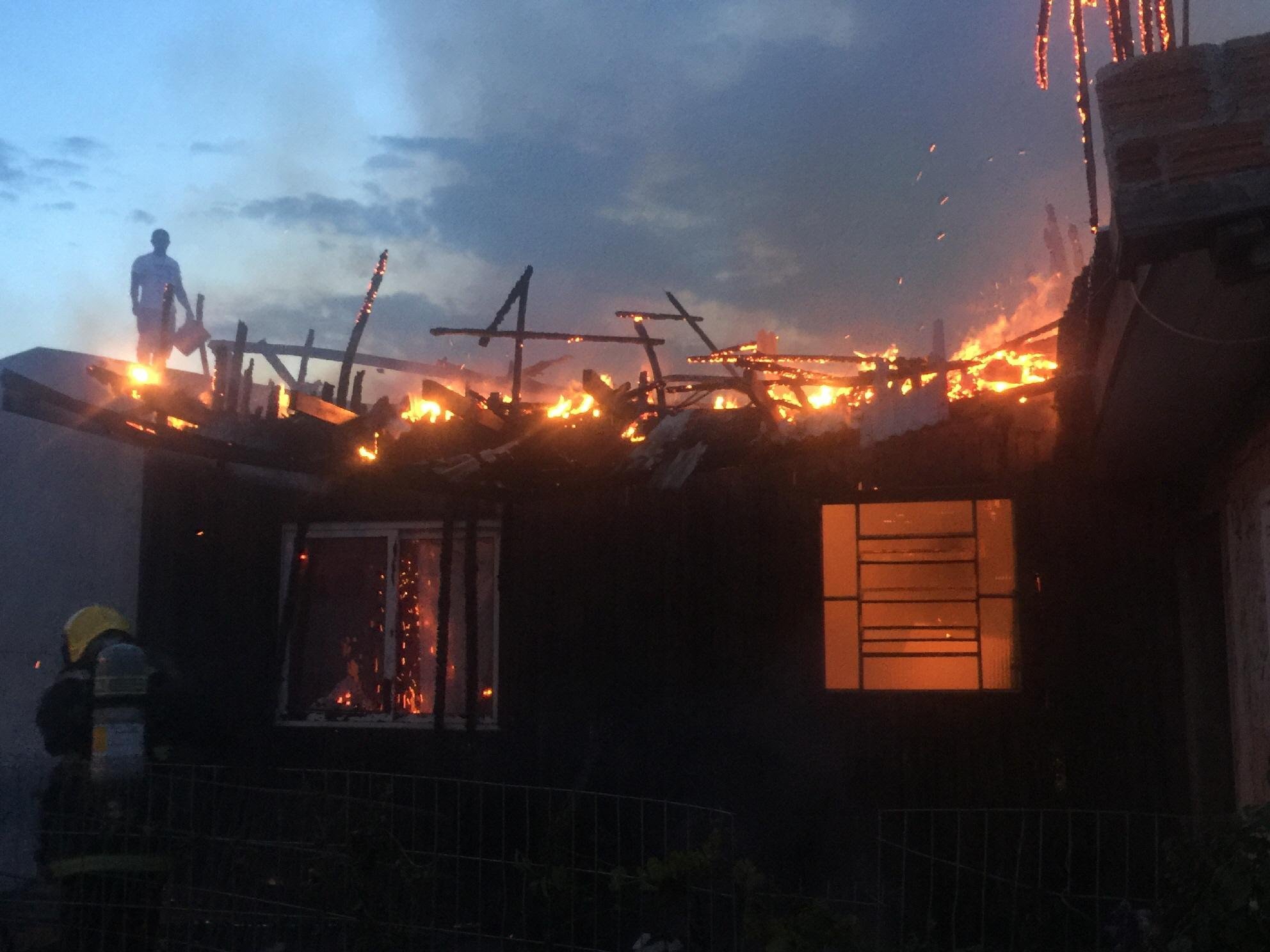 Moradores tentaram combater chamas com mangueiras e baldes, sem sucesso
