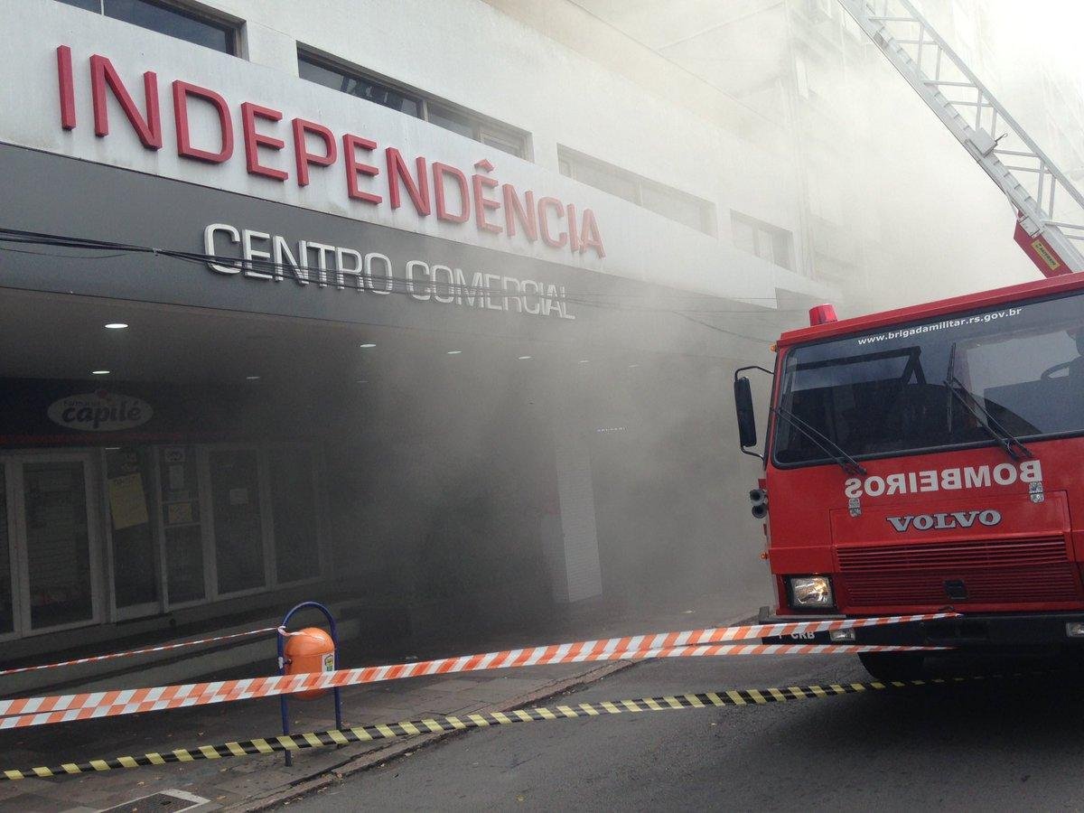 Inc&ecirc;ndio atinge pr&eacute;dio na avenida Independ&ecirc;ncia, em Porto Alegre