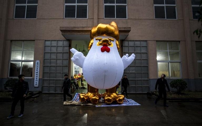F&aacute;brica chinesa produz frangos infl&aacute;veis com a cara de Trump