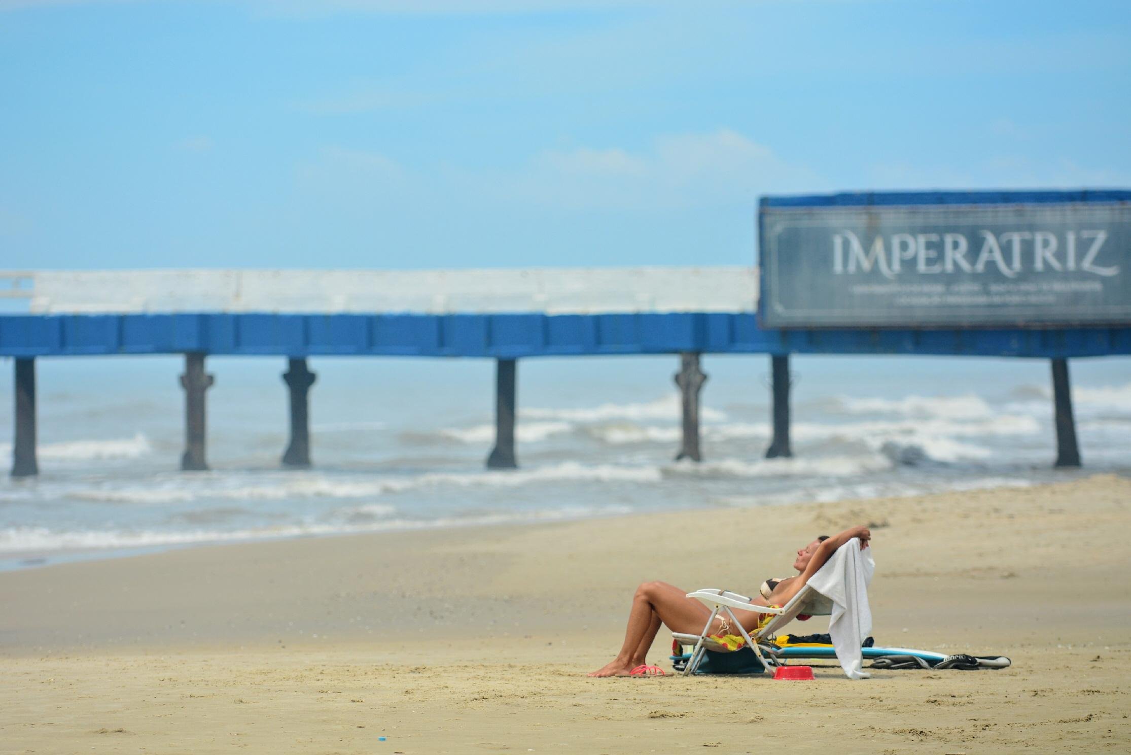 Poucas pessoas foram at&eacute; a areia nesta segunda