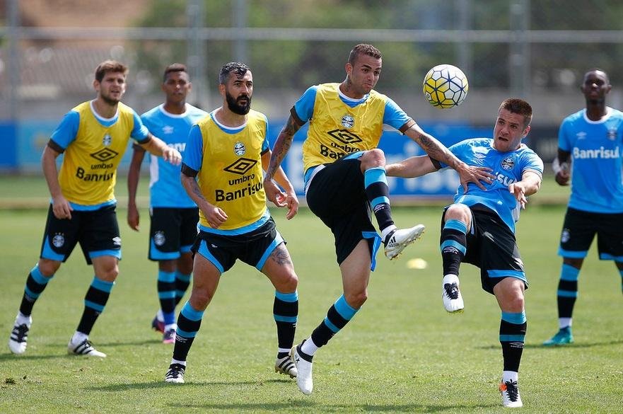 Gr&ecirc;mio pode buscar at&eacute; dois volantes para refor&ccedil;ar grupo 