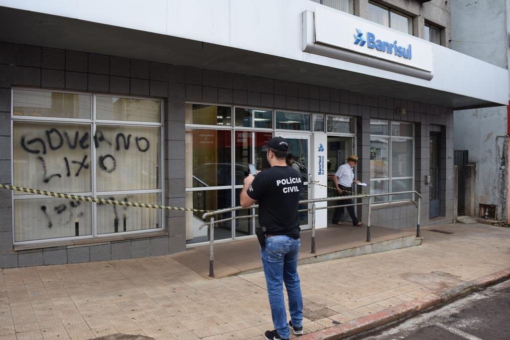 Banrisul de Frederico Westphalen &eacute; alvo de disparos em protesto contra governo