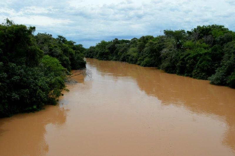 Rio do Sinos apresenta lama h&aacute; mais de tr&ecirc;s dias