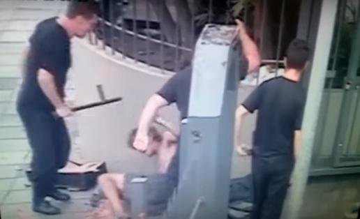 Homem levou chutes e foi golpeado com cassetetes enquanto estava sentado na cal&ccedil;ada