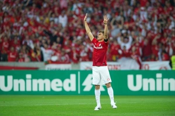 Nota do Colorado exaltou oito anos em que jogador vestiu a camisa vermelha