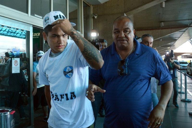 Atraso no an&uacute;ncio de Fern&aacute;ndez pode ter rela&ccedil;&atilde;o com cirurgia no joelho em 2015 
