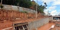 Direção da instituição pede a reconstrução do muro que circunda o terreno e a devolução da edícula