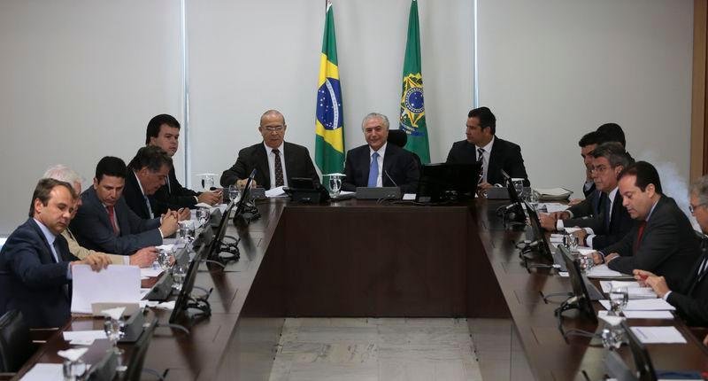 Temer se re&uacute;ne com ministros para tratar de obras inacabadas