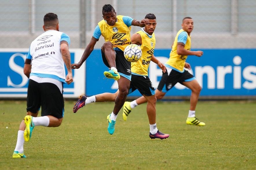 Saul Berdichevski reitera busca por atacante, mas nega desespero do Gr&ecirc;mio 