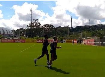 Anderson treina com grupo do Inter ap&oacute;s afastamento	
