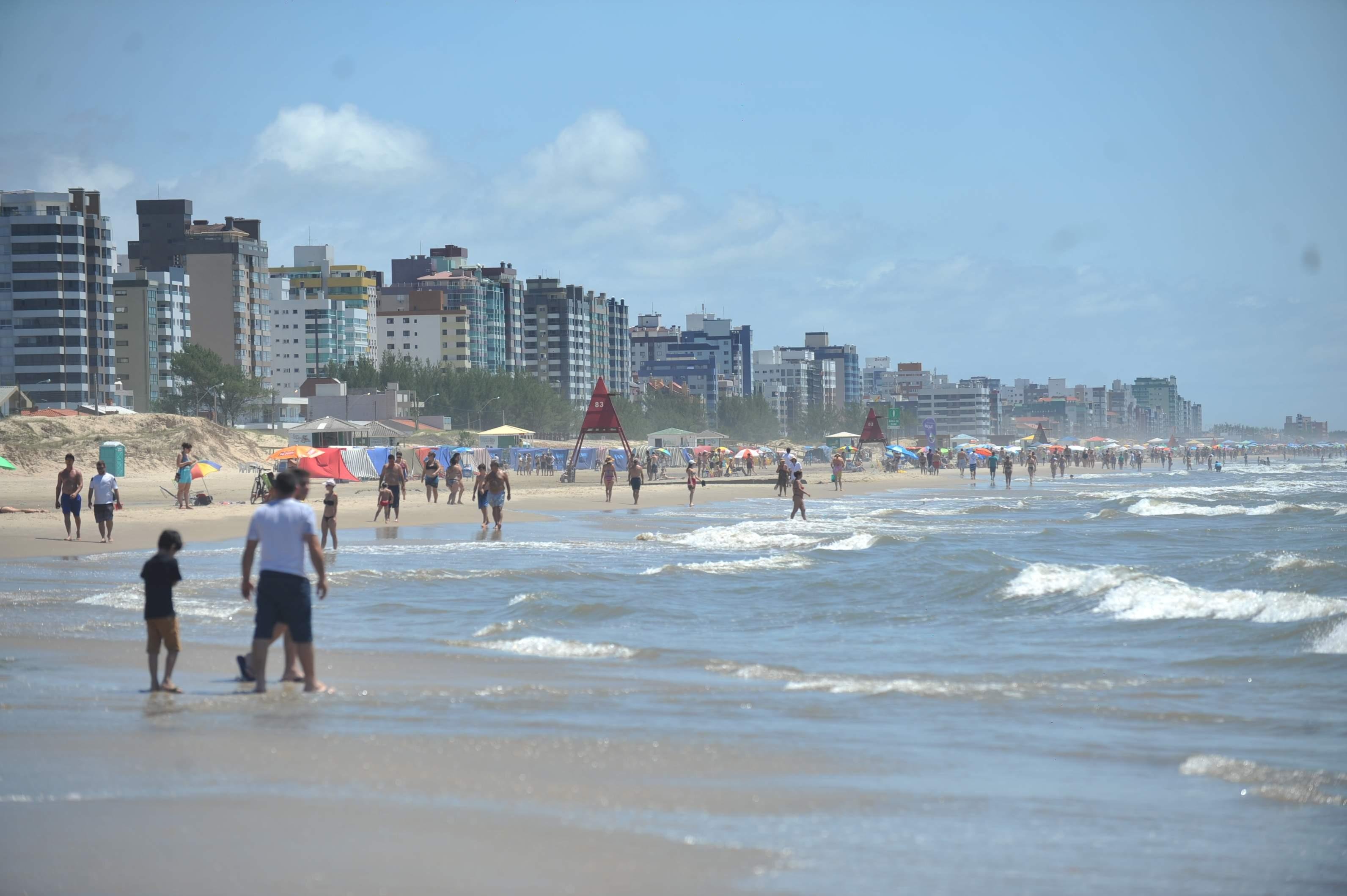 Calor e mar limpo lotam praias do Litoral Norte