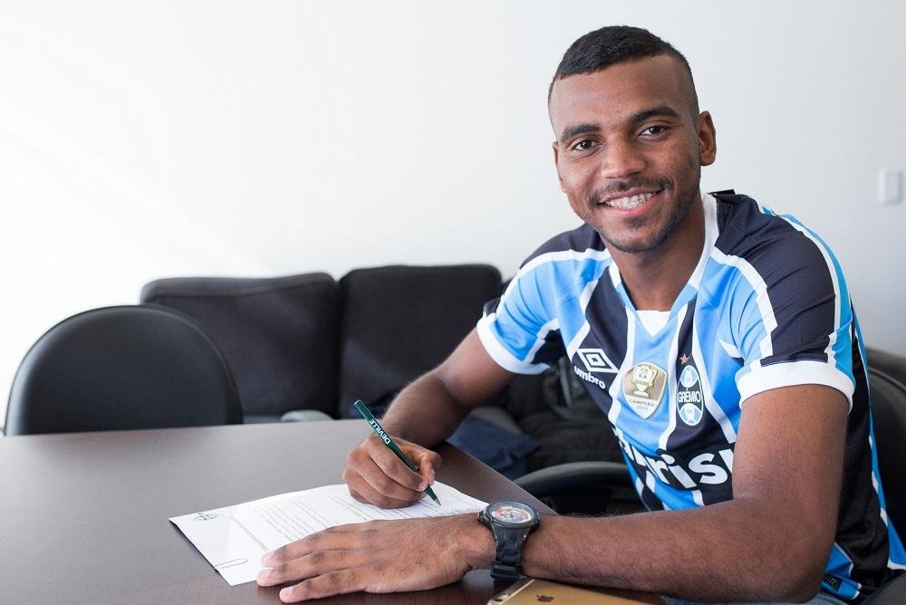 Gr&ecirc;mio anuncia contrata&ccedil;&atilde;o do lateral Leonardo Gomes