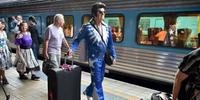 Fãs australianos de Elvis fazem viagem no tempo