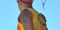 Uniforme da Operação Golfinho deixa à mostra tatuagens dos salva-vidas