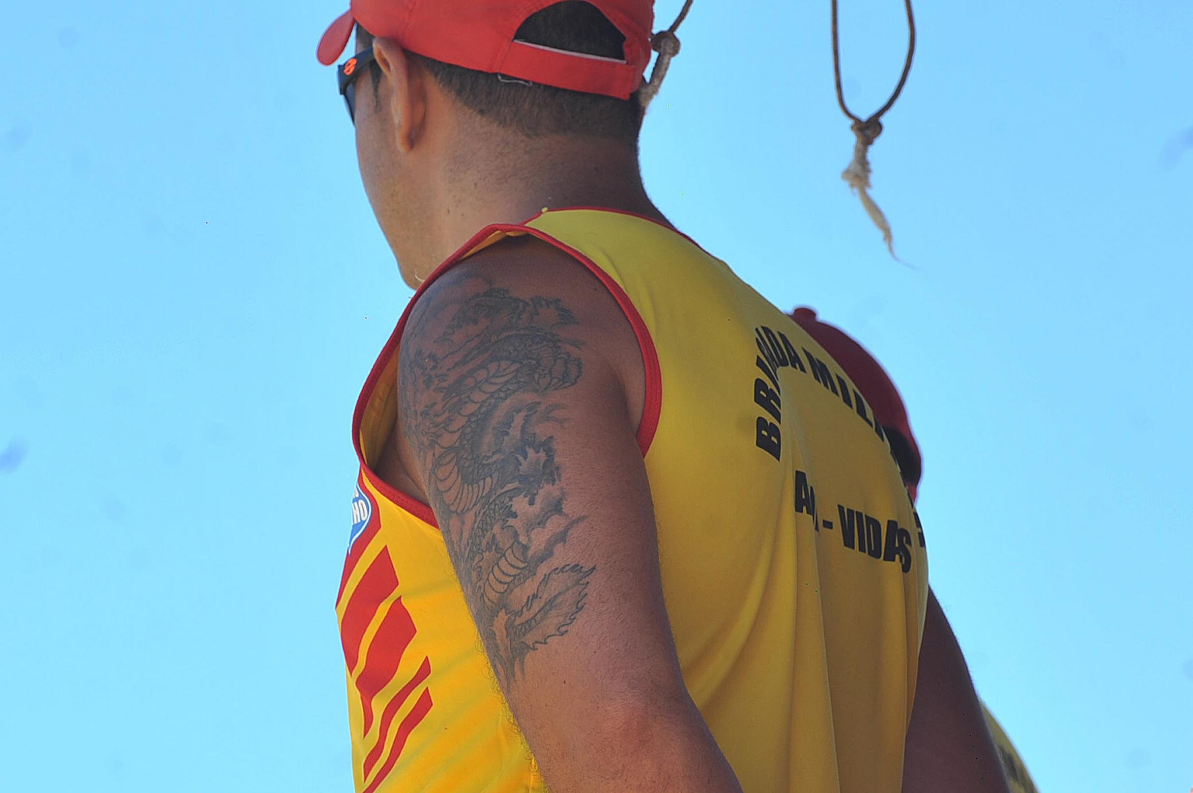 Uniforme da Opera&ccedil;&atilde;o Golfinho deixa &agrave; mostra tatuagens dos salva-vidas
