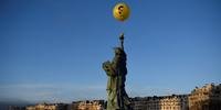 Balão gigante no céu de Paris pede que Obama perdoe Snowden