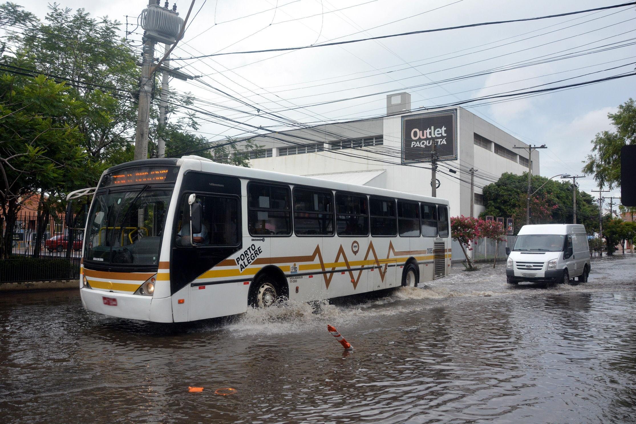 Trecho das ruas Sarmento Barata e 18 de novembro havia sido interrompido devido a alagamento
