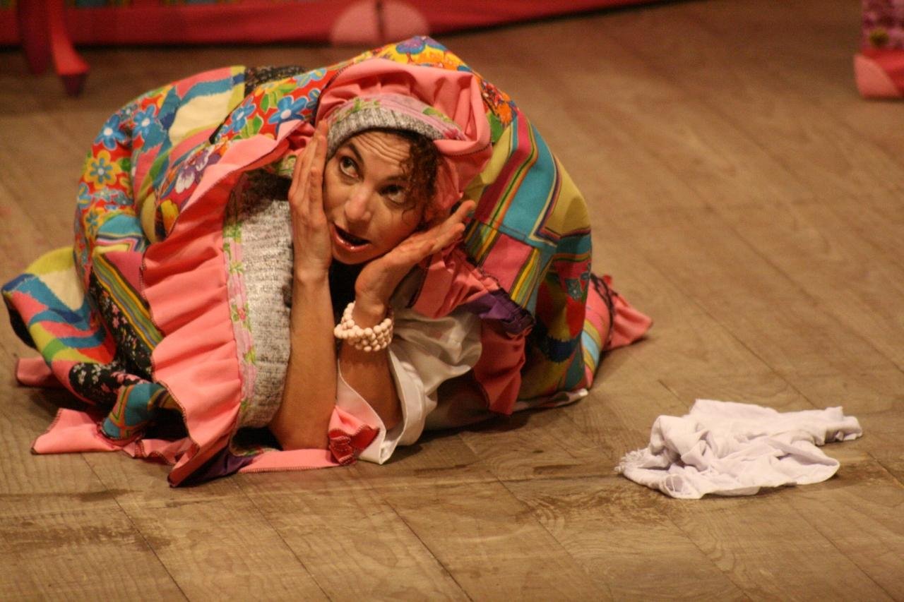 Deborah Finocchiaro protagoniza "Pois &eacute; Vizinha", que ser&aacute; apresentada no Centro Hist&oacute;rico-Cultural Santa Casa 