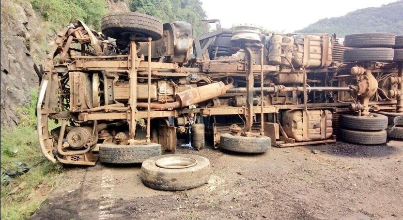 Motorista morre ao tombar caminh&atilde;o em rodovia de Flores da Cunha