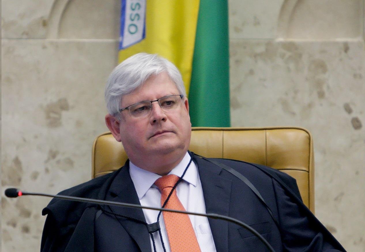 Uma das a&ccedil;&otilde;es acusa o procurador de violar a separa&ccedil;&atilde;o dos poderes
