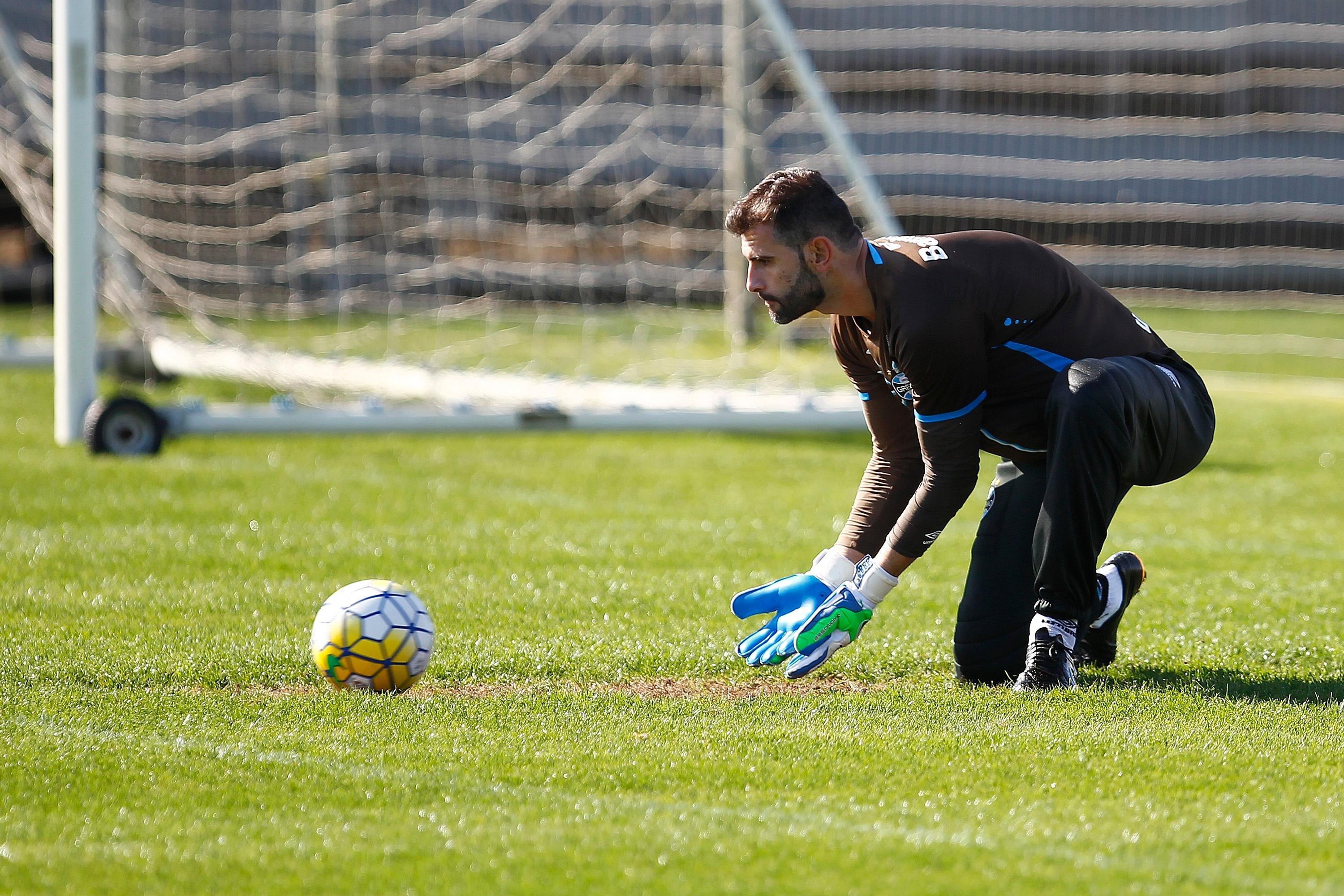 Goleiro espera poder jogar mais em 2017