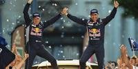 Stephane Peterhansel e seu co-piloto Jean Paul Cottret comemorando no pódio do Rally Dakar