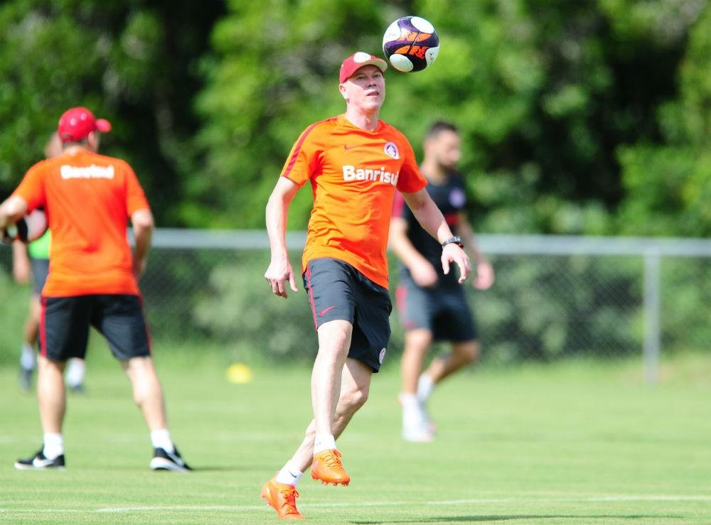 Primeiro treino do Inter com Zago em Viam&atilde;o teve times com tr&ecirc;s zagueiros