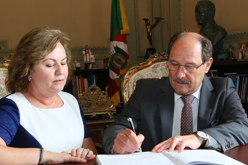 Sartori e Silvana Covatti em solenidade de transmiss&atilde;o de cargo nesta segunda-feira