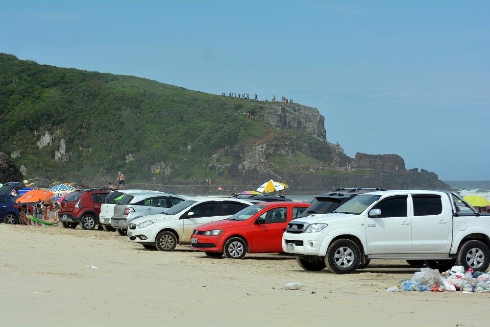 Prefeito de Torres defende perman&ecirc;ncia do acesso de carros &agrave; praia, mas diz que &eacute; necess&aacute;ria implementa&ccedil;&atilde;o de um plano de uso para que n&atilde;o haja riscos ambientais
