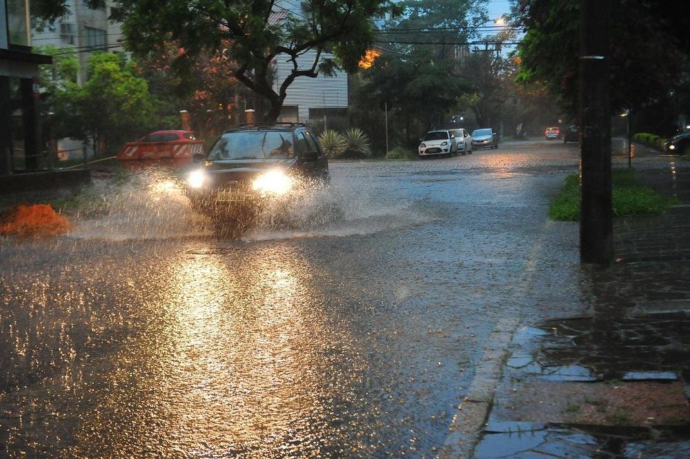 Temporal caiu sobre a Capital no fim da tarde desta segunda-feira