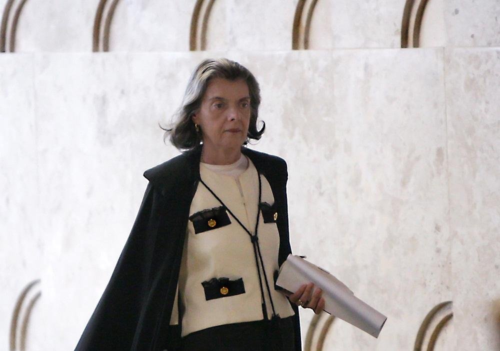 C&aacute;rmen L&uacute;cia d&aacute; dez dias para C&acirc;mara se manifestar sobre a reelei&ccedil;&atilde;o de Maia