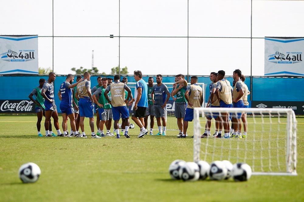 Gr&ecirc;mio est&aacute; com pressa, mas n&atilde;o tem urg&ecirc;ncia em contratar, diz Odorico