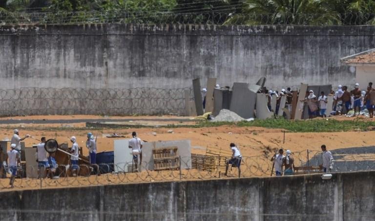 Amotinados se escondem atr&aacute;s de m&oacute;veis para n&atilde;o ser atingidos pelas balas de borracha