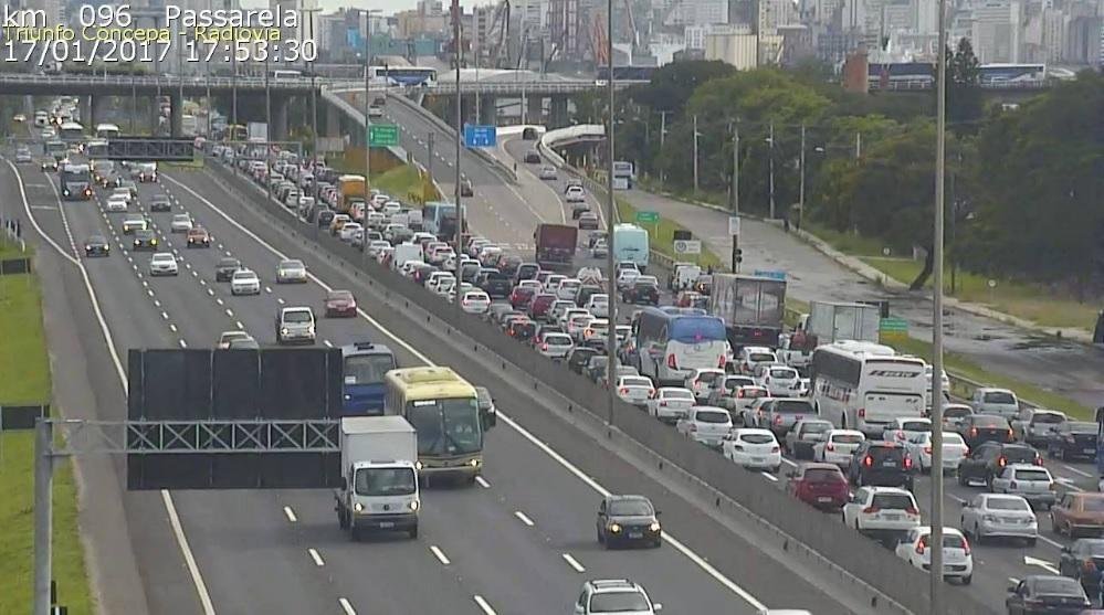 Acidente envolvendo quatro ve&iacute;culos causa congestionamento na entrada de Porto Alegre
