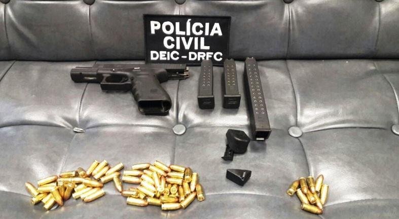 Homem &eacute; preso com pistola de rajada em Porto Alegre 