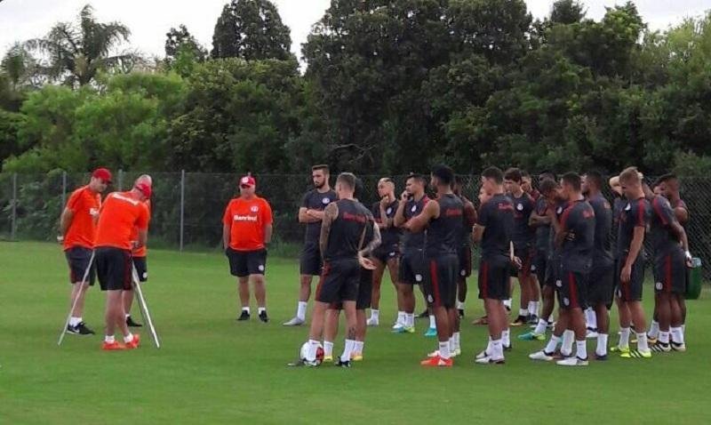 Zago comanda treino de ataque contra defesa