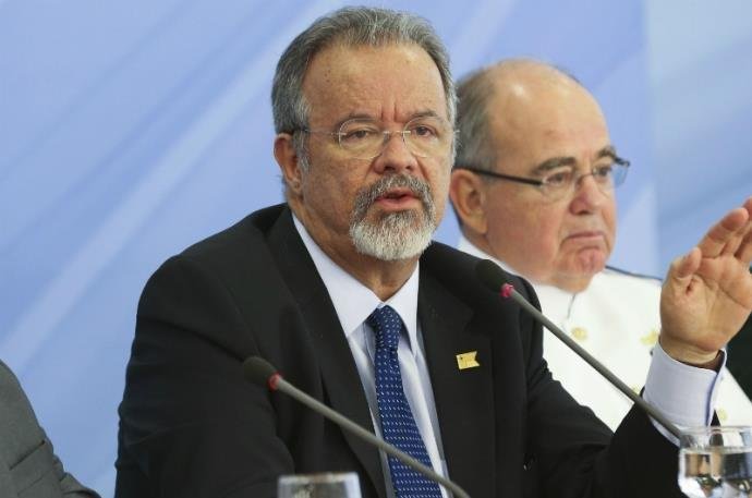 For&ccedil;as Armadas ir&atilde;o designar mil homens para cuidar de pres&iacute;dios 