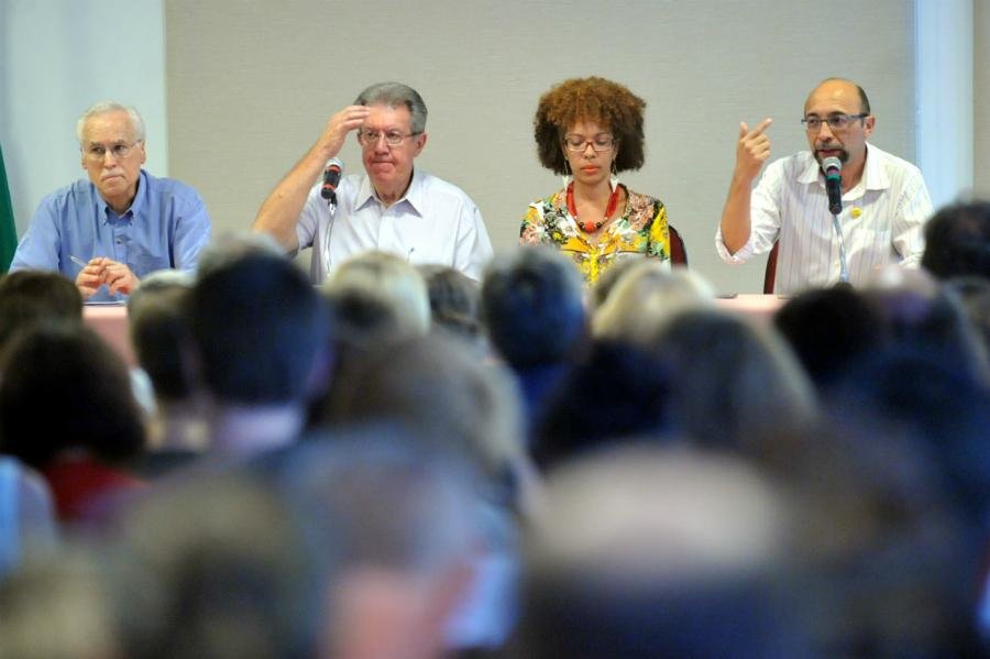 Debate reuniu os ex-deputados Raul Pont e Raul Carrion e o presidente nacional do PSol, Luiz Ara&uacute;jo