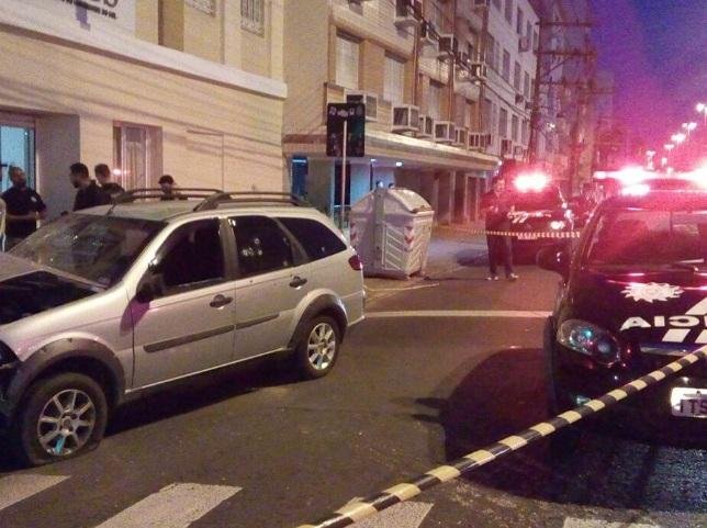 Homem &eacute; executado dentro de carro em Porto Alegre 