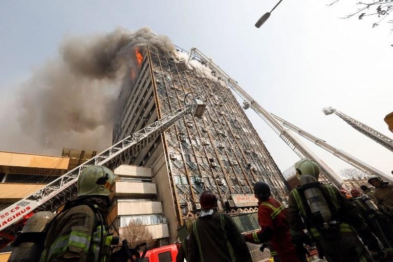 Desabamento ocorreu enquanto bombeiros tentavam apagar um inc&ecirc;ndio no centro comercial