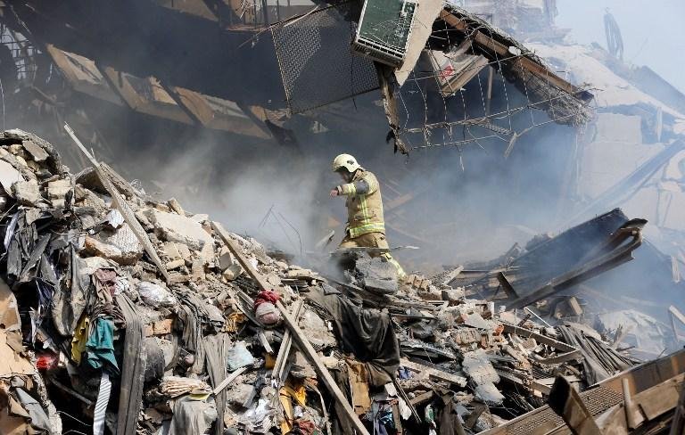 Edif&iacute;cio de 15 andares desabou enquanto bombeiros tentavam controlar um inc&ecirc;ndio