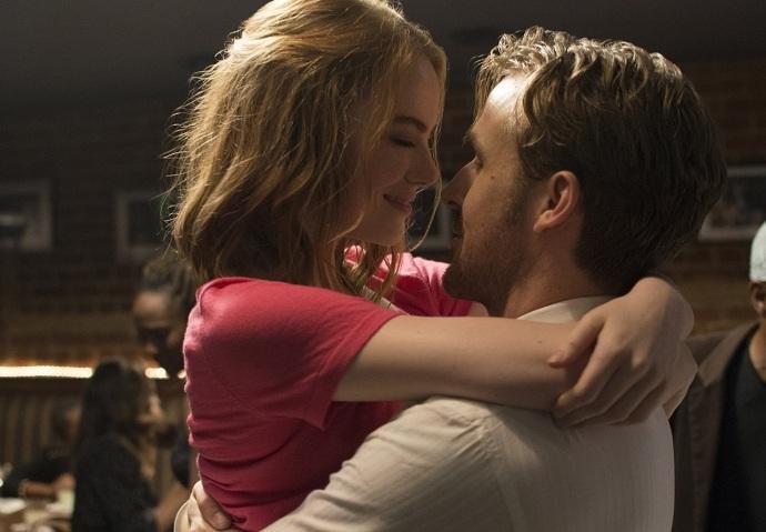 Filme estrelado por Emma Stone e Ryan Gosling estreia no circuito nacional nesta quinta