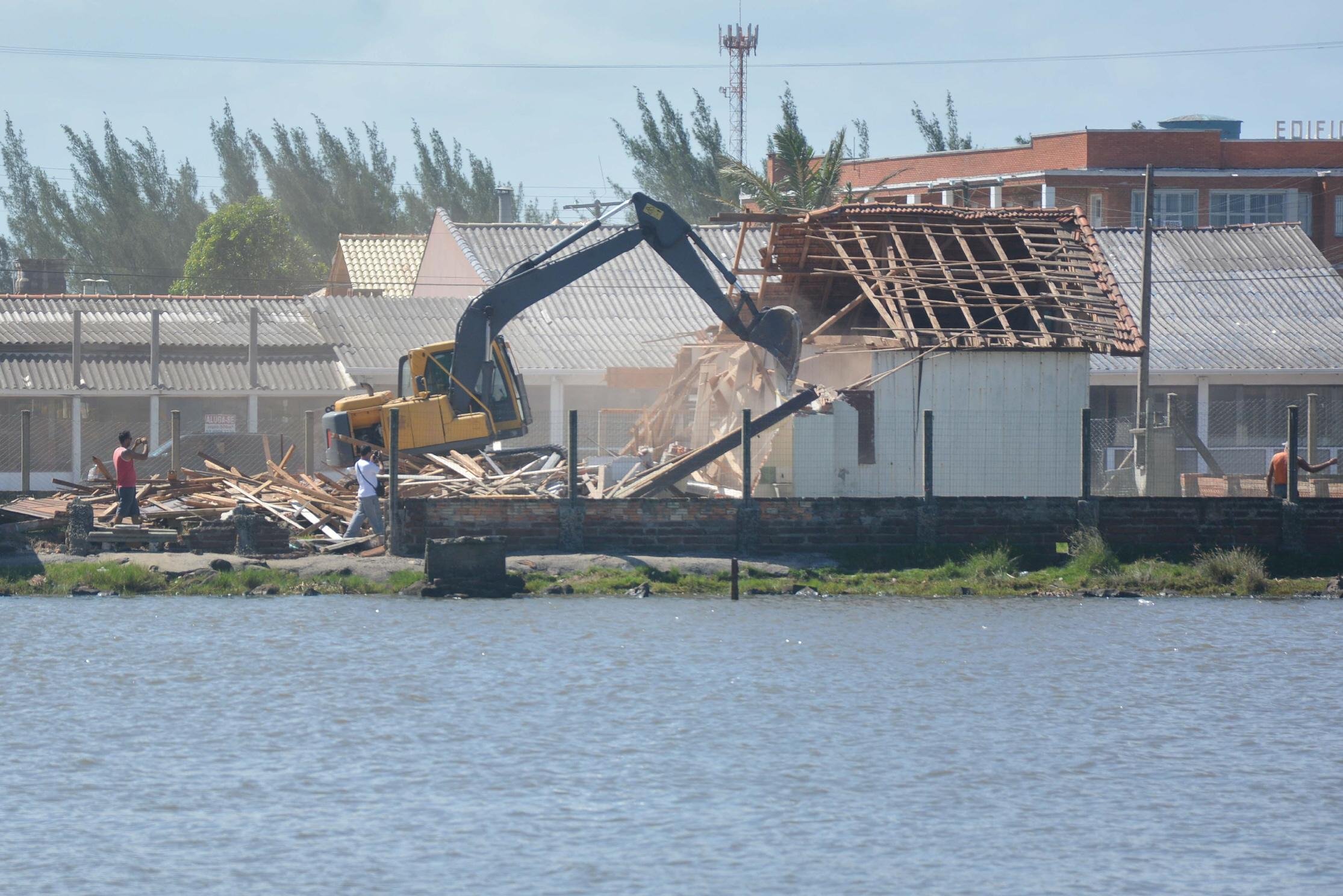 Prefeitura de Imb&eacute; destr&oacute;i casas na beira do Rio Tramanda&iacute;