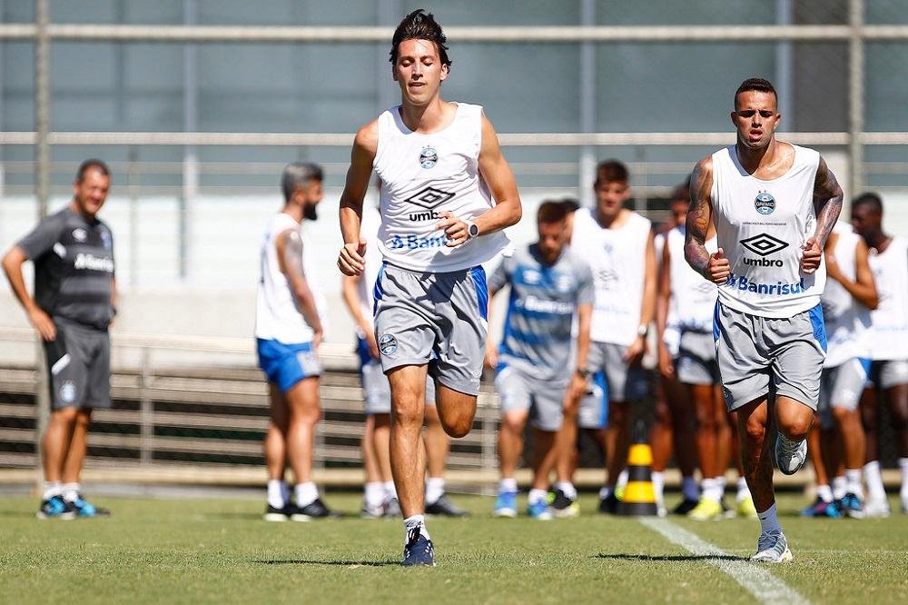 Se o Gr&ecirc;mio quer t&iacute;tulos, tem que qualificar grupo, diz Geromel 