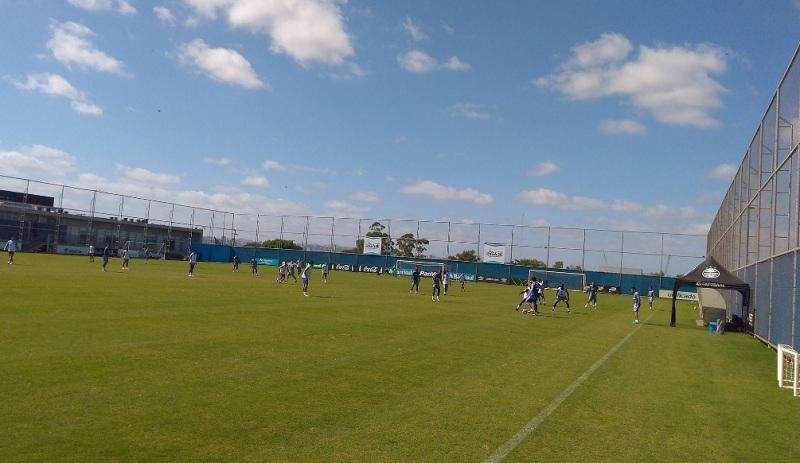 Treino do Gr&ecirc;mio tem coletivo com equipe campe&atilde; da Copa do Brasil