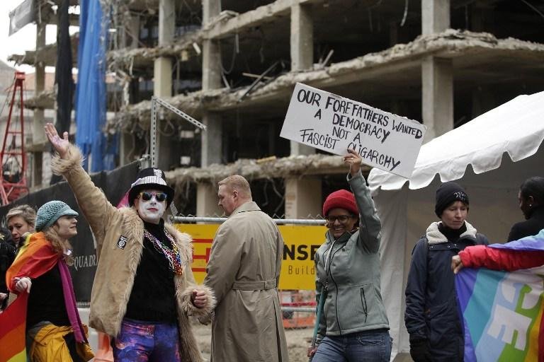 Manifestantes e policiais se enfrentam no centro de Washington