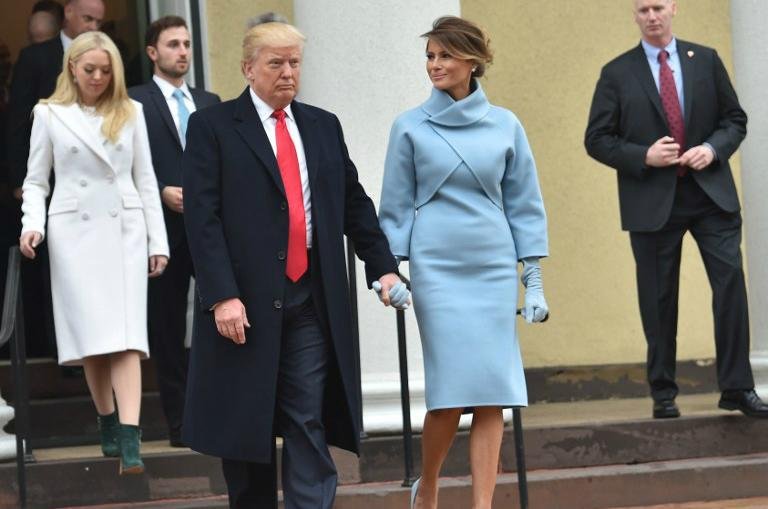 Trump e fam&iacute;lia s&atilde;o recebidos com forte aplauso na chegada em cerim&ocirc;nia de posse