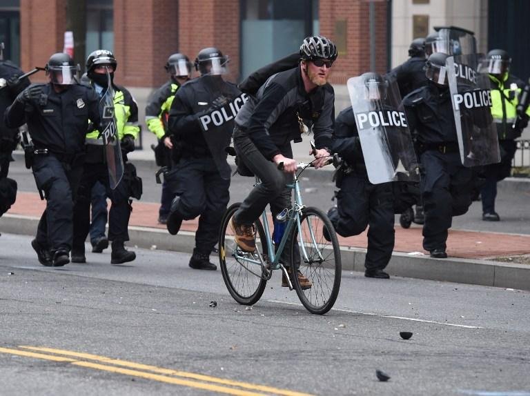 Pol&iacute;cia det&eacute;m mais de 90 manifestantes em Washington durante posse de Trump