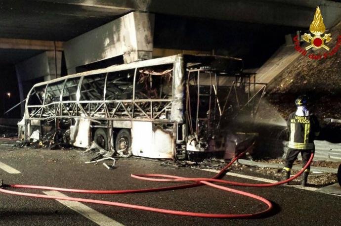 Acidente de &ocirc;nibus que levava adolescentes h&uacute;ngaros mata 16 na It&aacute;lia